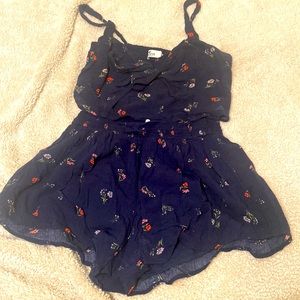 Hollister top and short set, perfect for summer! Worn once!!